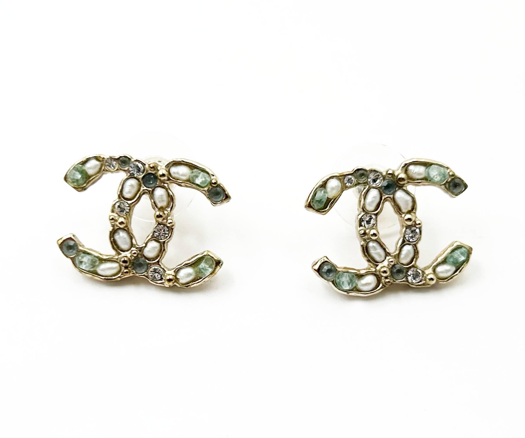 Chanel Gold CC Saatgut Perle Mint Kristall PIercing Ohrringe

* Markiert 18
* Hergestellt in Frankreich
* Kommt mit der Originalverpackung und dem Etui

- Er ist ungefähr 0,9