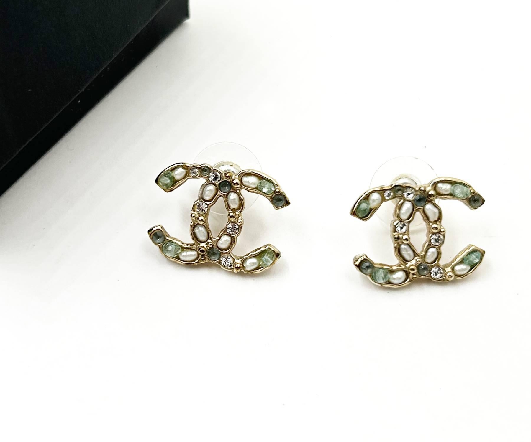 Chanel Gold CC Saatgut Perle Mint Kristall PIercing Ohrringe (Kunsthandwerker*in) im Angebot
