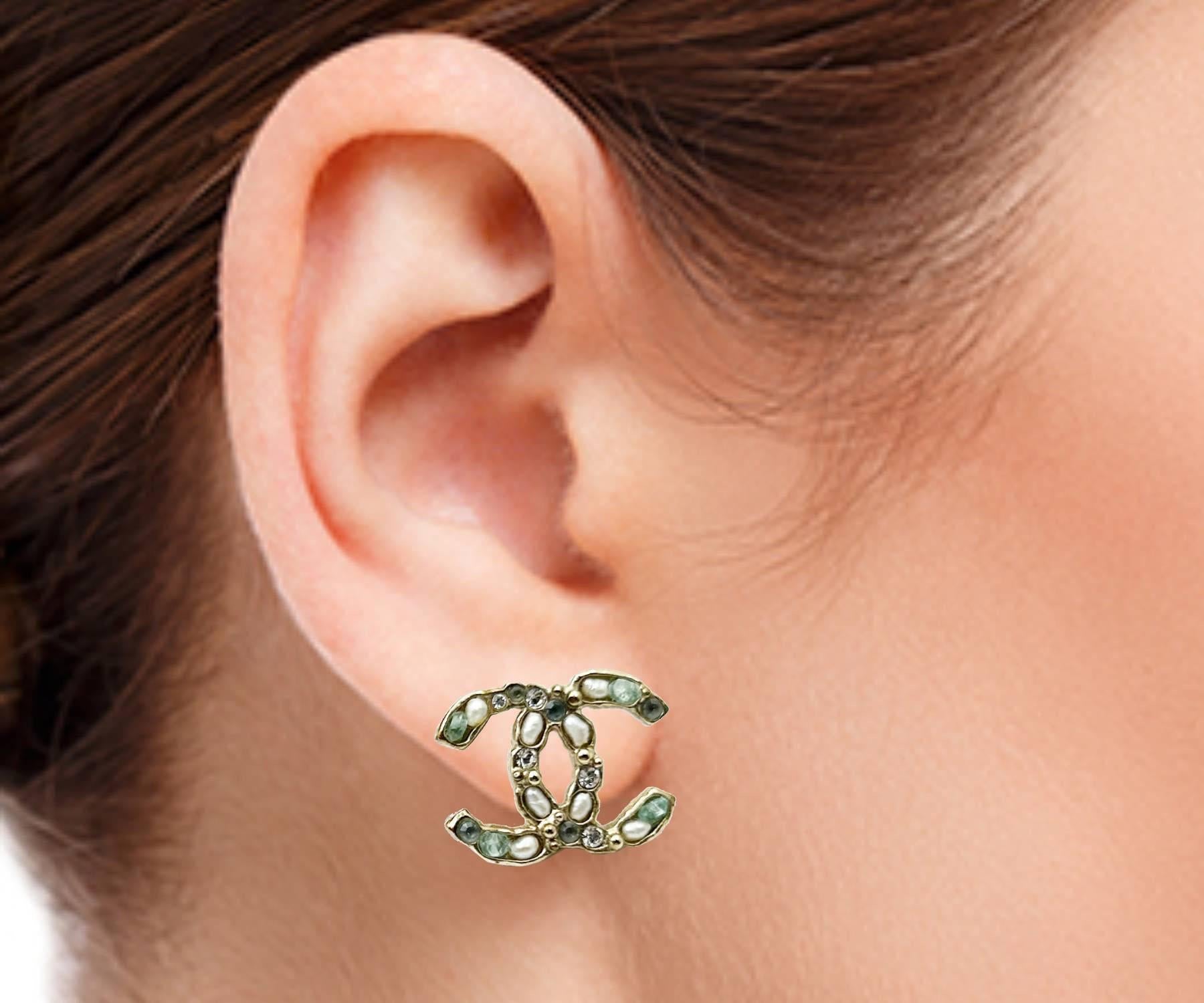 Chanel Gold CC Saatgut Perle Mint Kristall PIercing Ohrringe im Zustand „Hervorragend“ im Angebot in Pasadena, CA