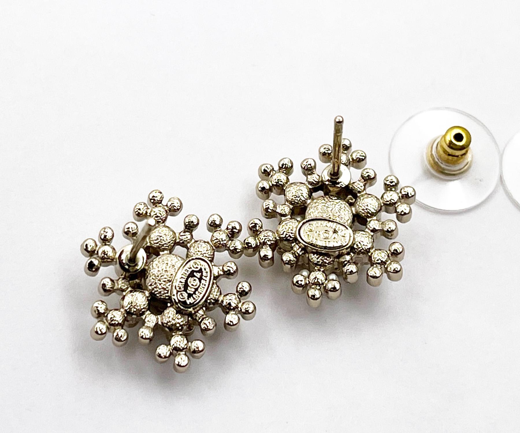 Chanel Gold CC Seed Pearl Snowflake Piercing Ohrringe im Zustand „Hervorragend“ im Angebot in Pasadena, CA