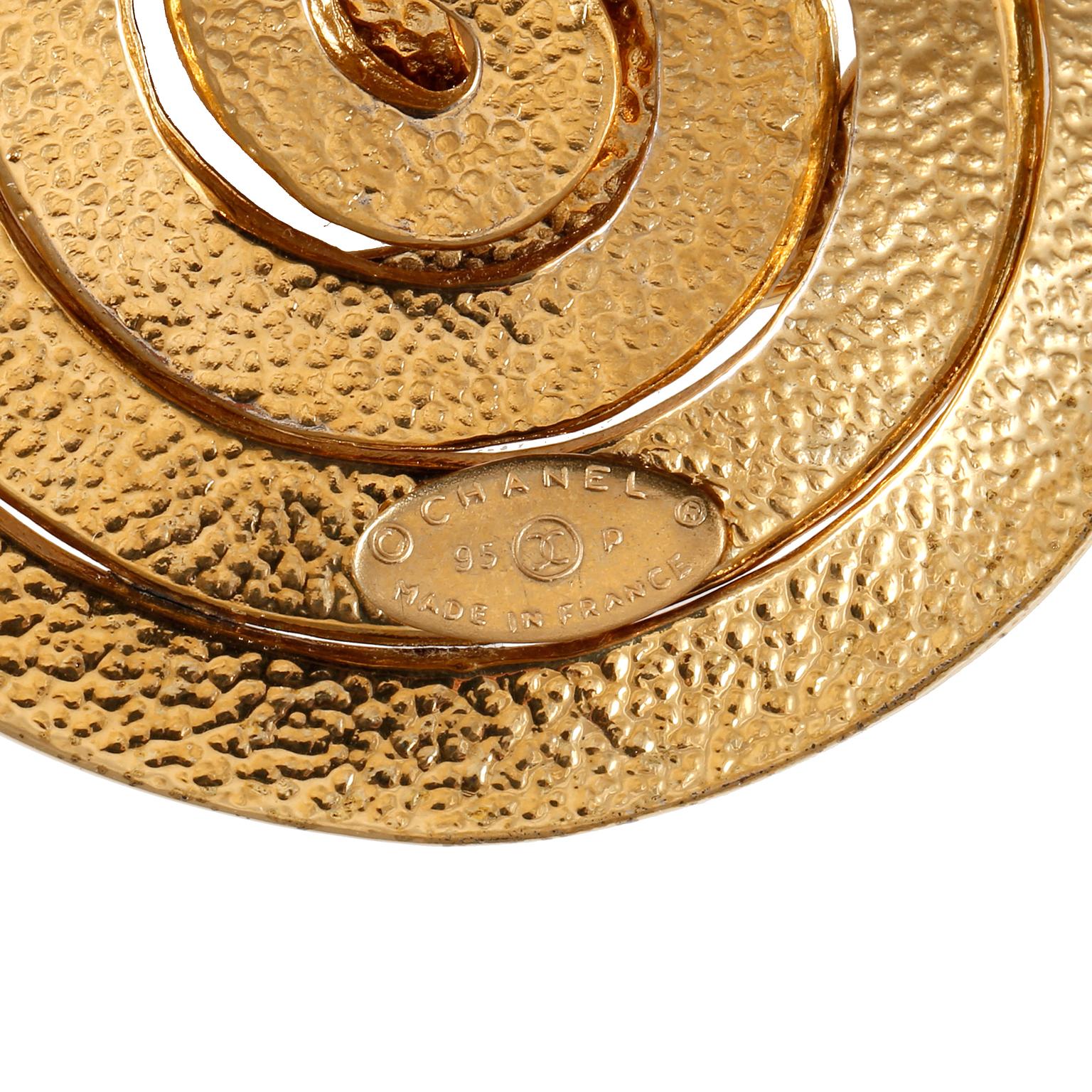 This authentic Chanel CC Gold Spiral Pin is in excellent condition from the Spring 1995 collection.  Circular gold tone pin with swirl design and interlocking CC.  Made in France. 
Approximately 5.5 cm 

