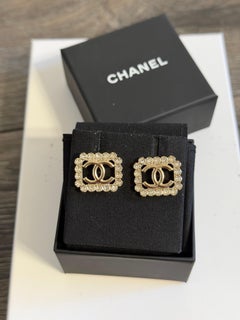 Orecchini a bottone CHANEL CC quadrati in oro con cristalli