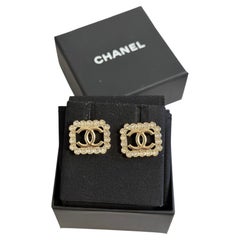 Orecchini a bottone CHANEL CC quadrati in oro con cristalli