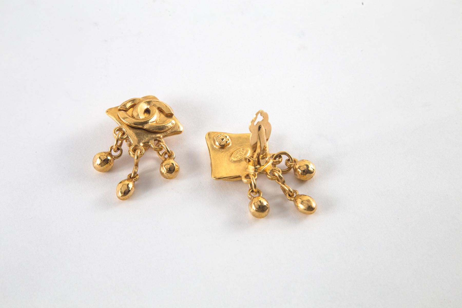 Women's or Men's Chanel Gold CC Square Earrings with Drops