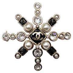 Chanel Gold CC Star Schwarze Perlen-Kristall-Brosche 