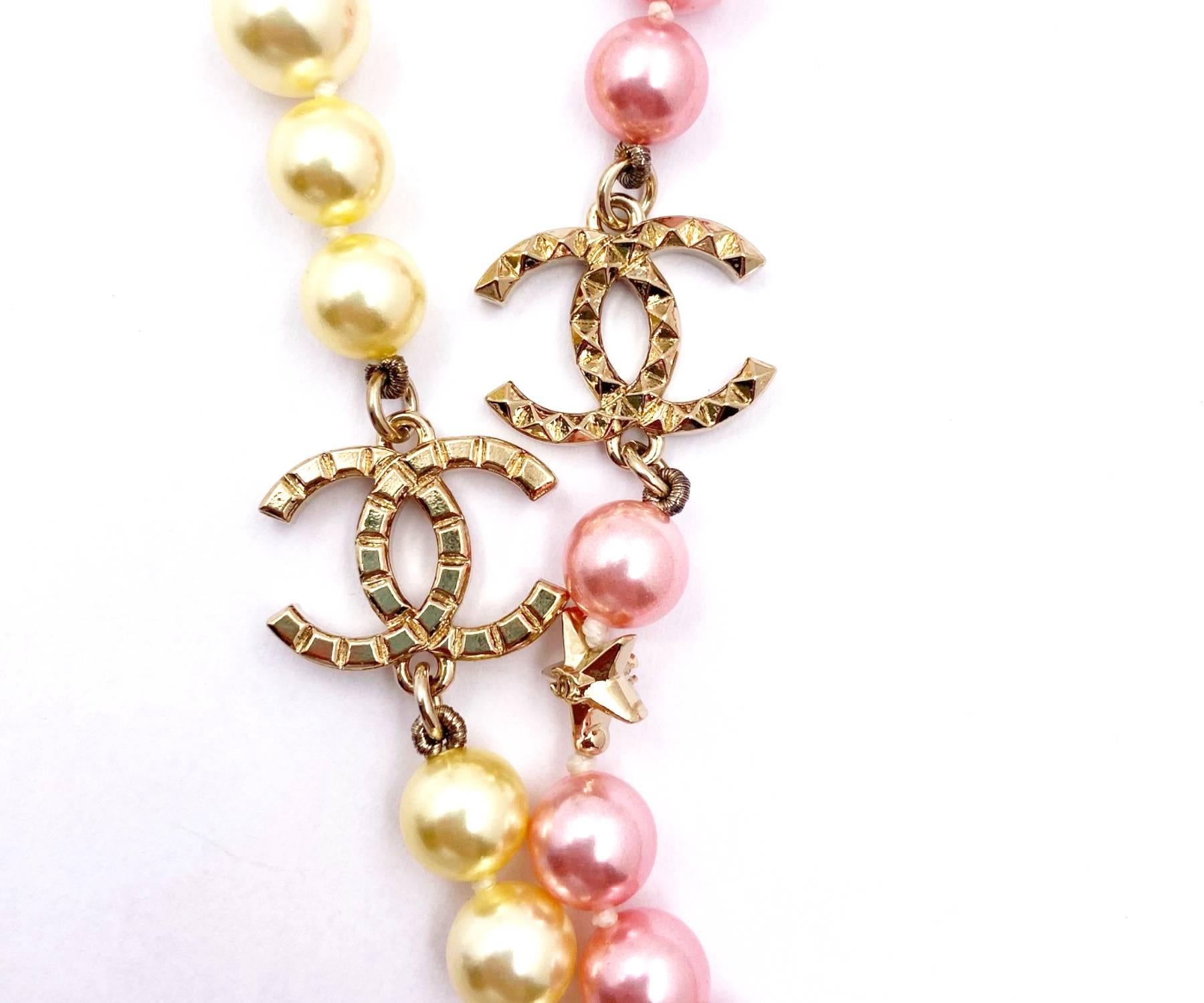 Chanel Gold CC Star Neon Rainbow Candy Pearl Necklace In Excellent Condition For Sale In Pasadena, CA