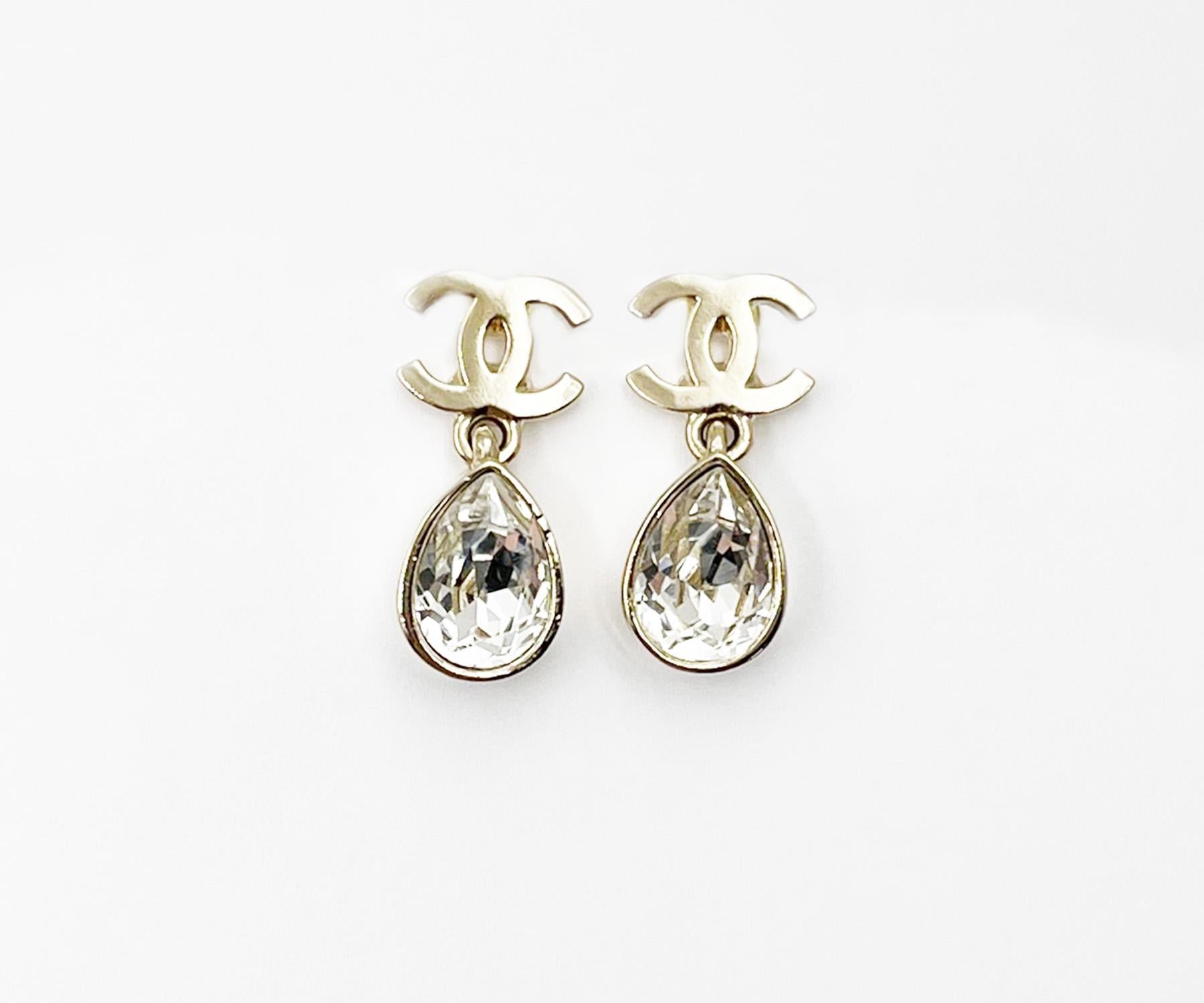 Chanel Gold CC Tear Drop Crystal Dangle Piercing Earrings

* Marked 22
* Made in France
*Comes with original box, pouch and booklet

-It is approximately 0.9