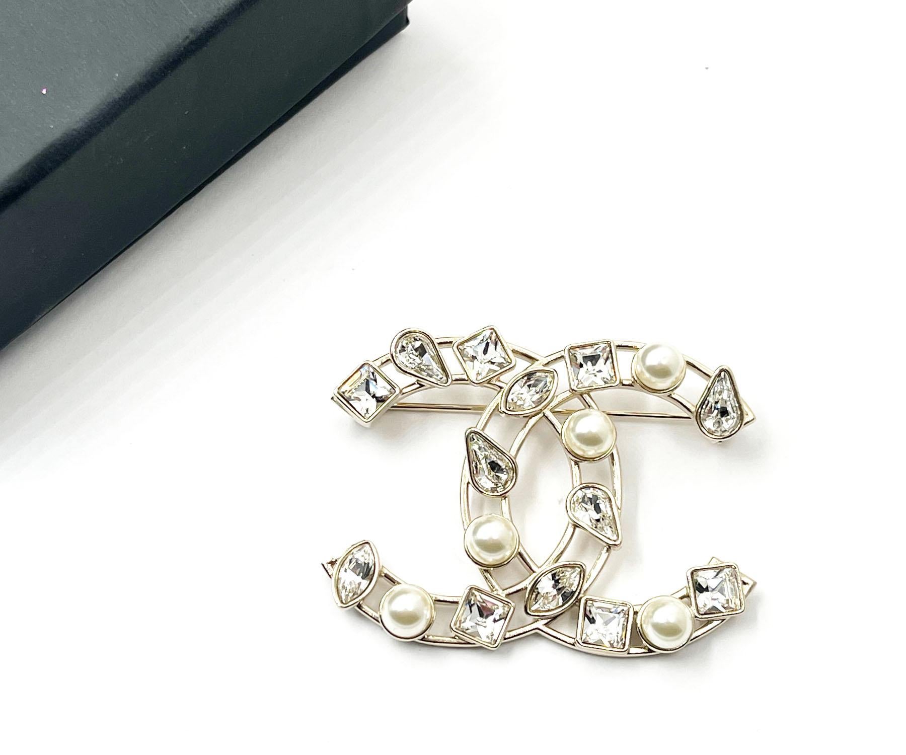 Chanel Gold CC Tropfen-Perlenbrosche mit Prinzessin-Kristall-Perlen  (Kunsthandwerker*in) im Angebot