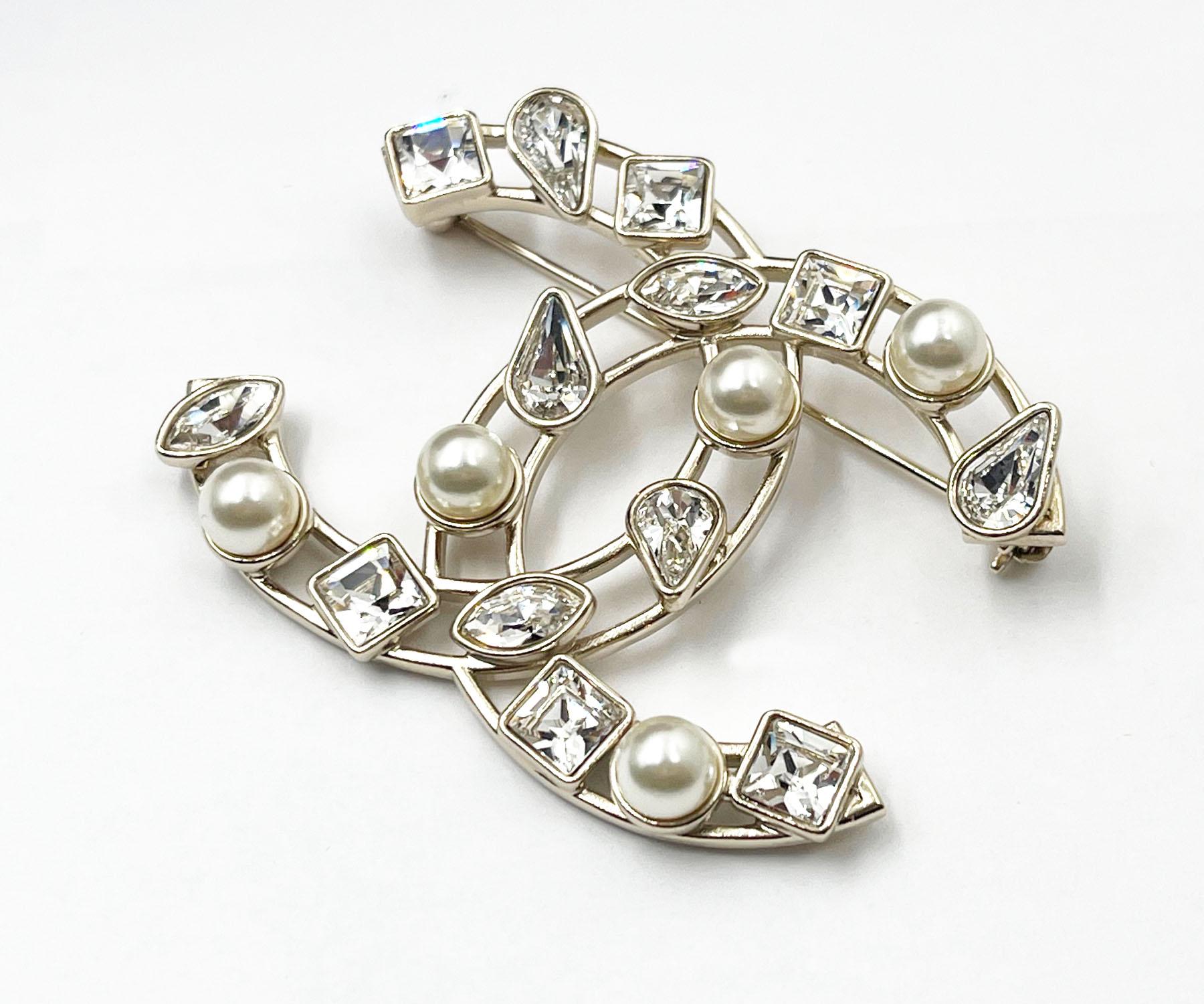 Chanel Gold CC Tropfen-Perlenbrosche mit Prinzessin-Kristall-Perlen  im Zustand „Hervorragend“ im Angebot in Pasadena, CA