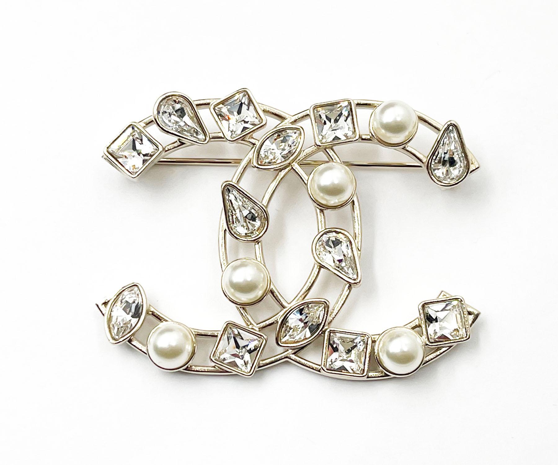 Chanel Gold CC Tropfen-Perlenbrosche mit Prinzessin-Kristall-Perlen  im Angebot