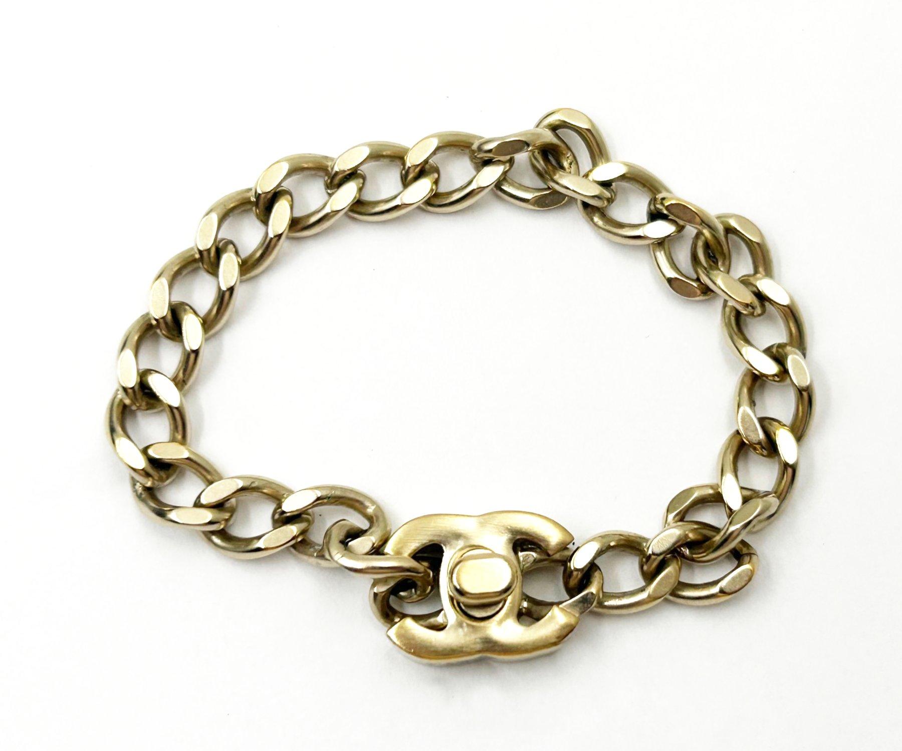 Chanel Pulsera de cadena CC dorada con cierre giratorio

*Marcado 12
*Fabricado en Italia

-Mide aproximadamente 15 cm de largo.
-El colgante mide aproximadamente 0,6