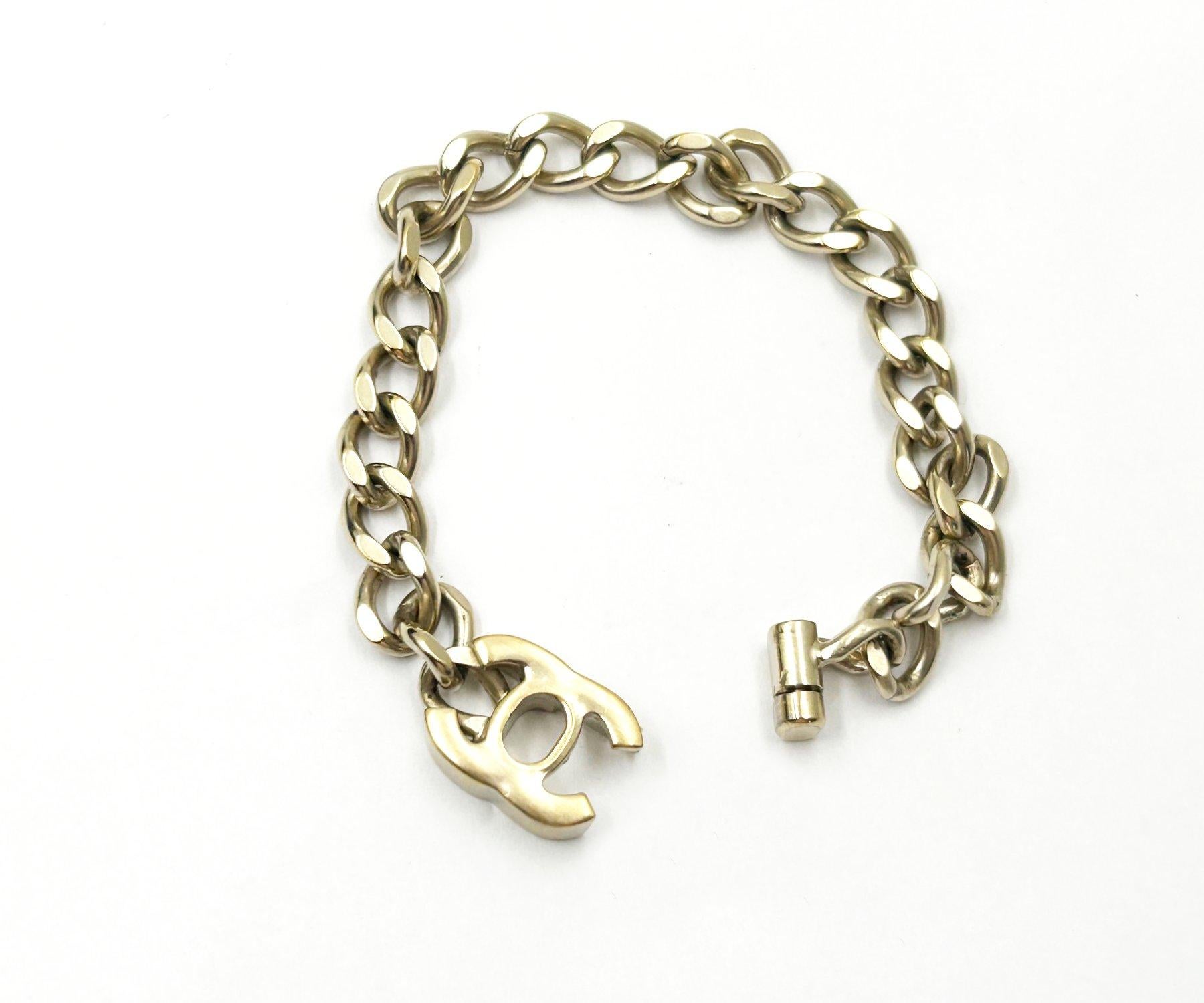 Chanel Pulsera de cadena CC dorada con cierre giratorio Artesano en venta
