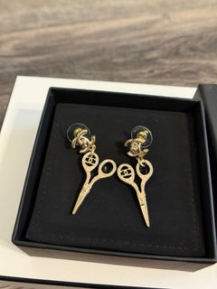 CHANEL Pendientes colgantes de tijera CC dorados con cierre giratorio