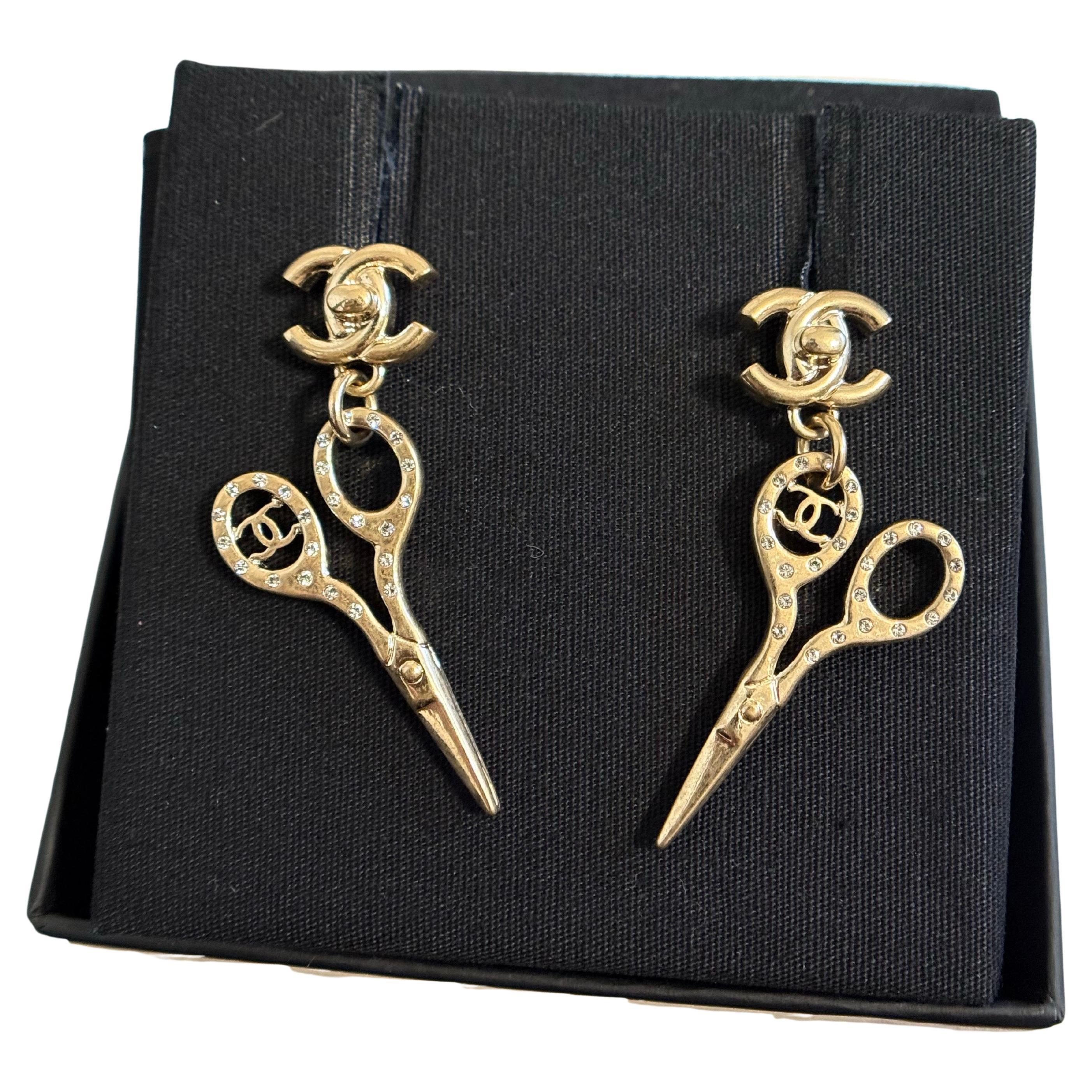 CHANEL Gold CC Turnlock Scissor Dangle Statement-Ohrringe im Angebot