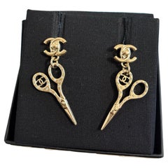 Orecchini a pendente con forbici di Chanel in oro CC Orecchini a pendente con forbici di Chanel in oro CC