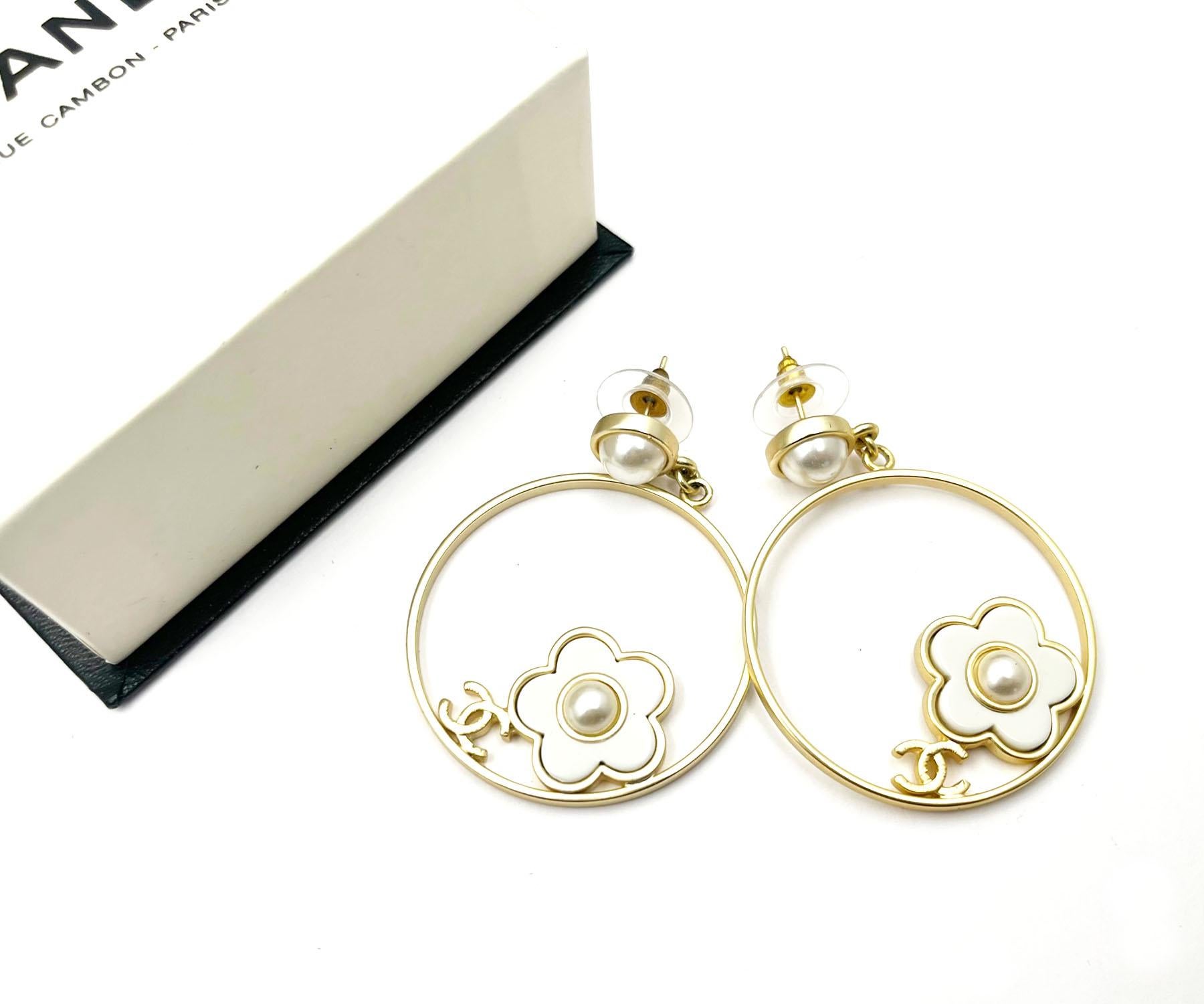 Chanel Iconic Gold CC Weißer runder Gänseblümchenring Große durchbrochene Ohrringe

* Markiert 18
* Hergestellt in Frankreich
* Kommt mit dem Originalkarton

-Es ist ungefähr 2,1