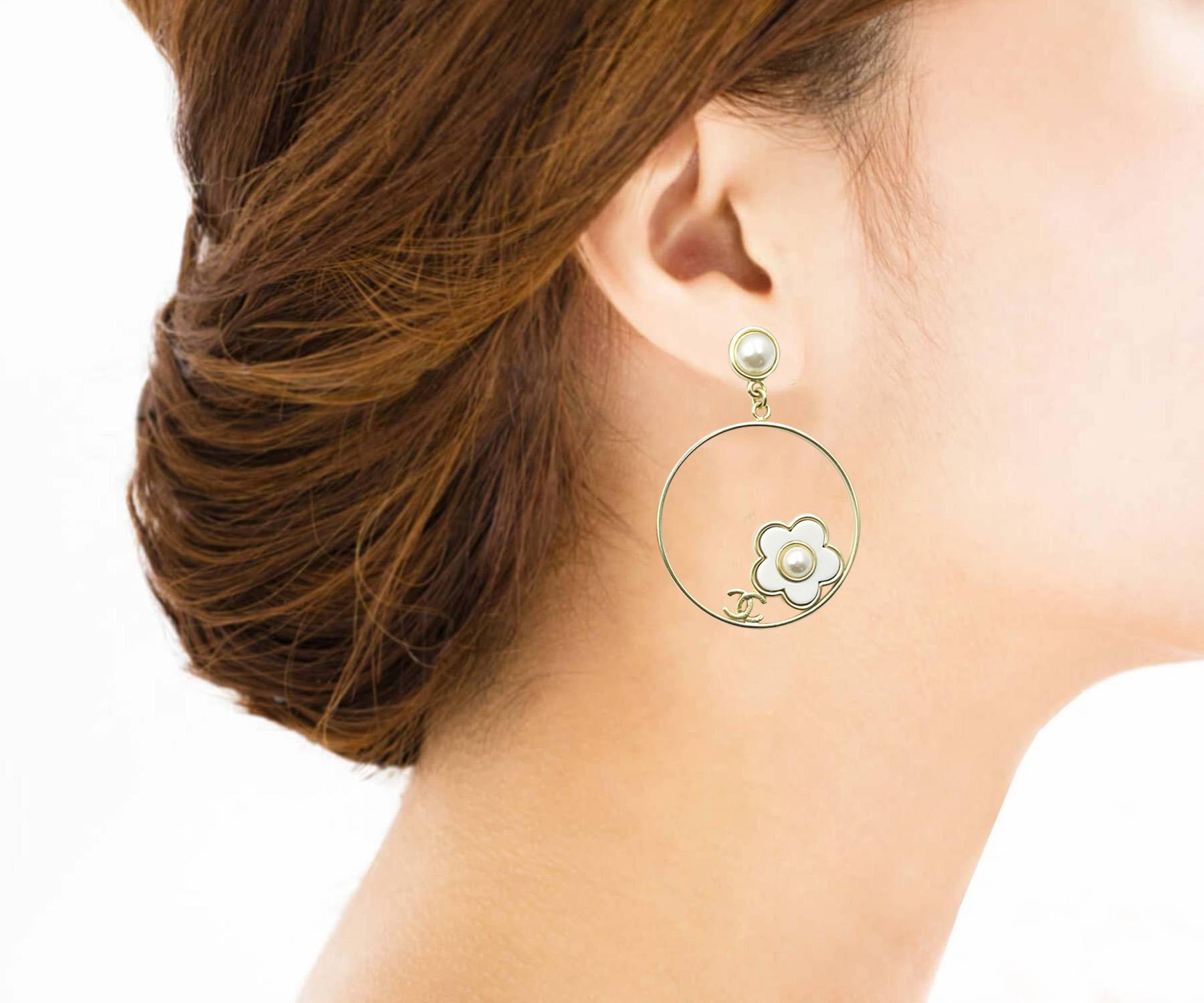 Chanel Iconic Gold CC Weißer runder Gänseblümchenring Große durchbrochene Ohrringe (Kunsthandwerker*in) im Angebot