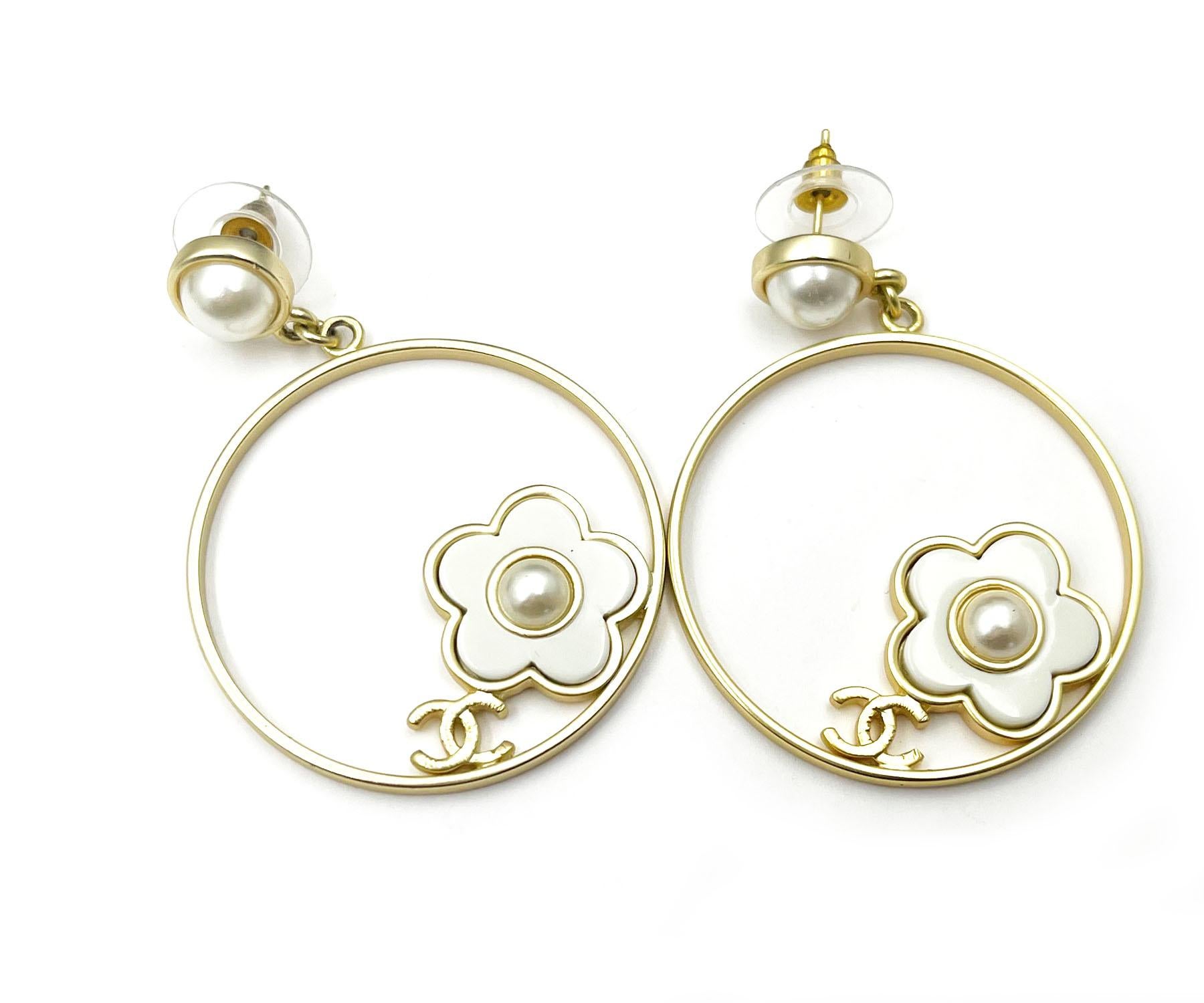 Chanel Gold CC White Daisy Round Ring Large Piercing Earrings  In Excellent Condition For Sale In Pasadena, CA