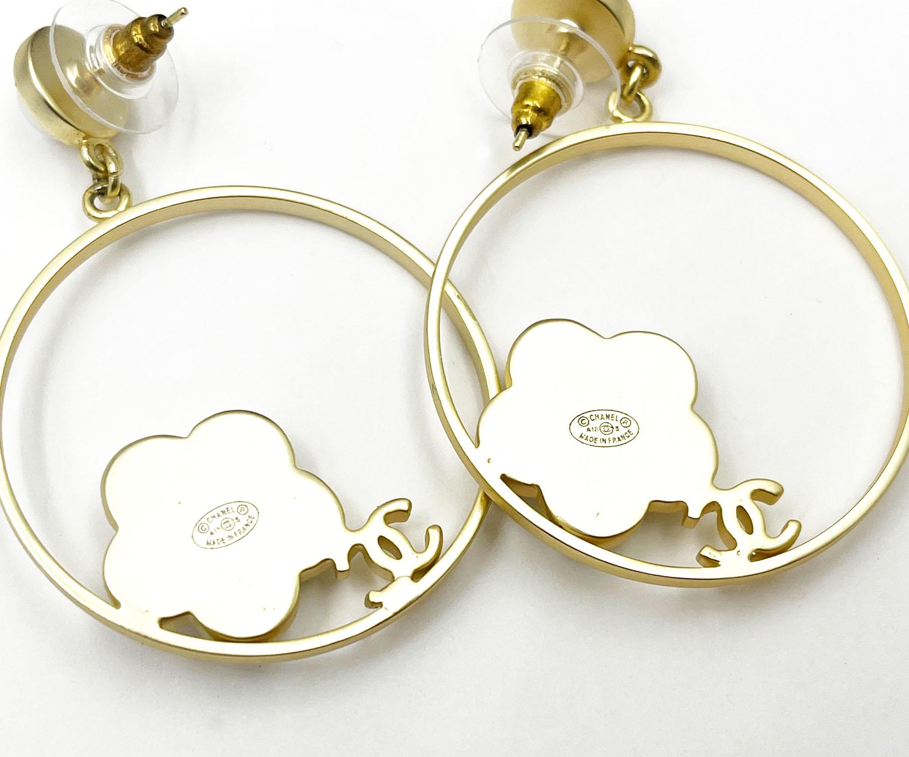 Chanel Iconic Gold CC Weißer runder Gänseblümchenring Große durchbrochene Ohrringe Damen im Angebot