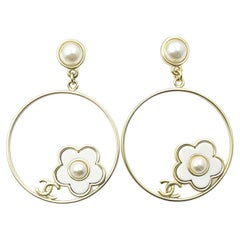 Chanel Gold CC Weißes Gänseblümchen Runder Ring Großer Piercing Ohrringe 