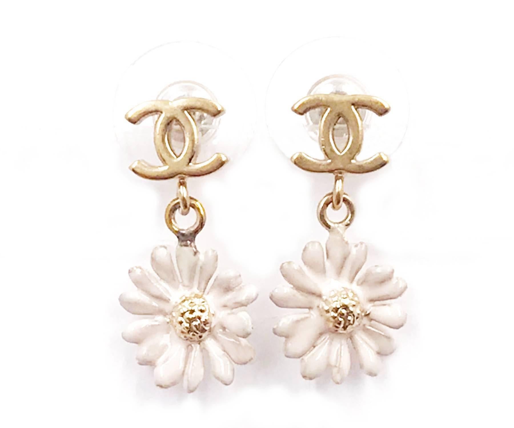 Chanel Gold CC White Daisy Small Piercing Earrings

*Marked 10
*Made in Italy
*Comes with the original dustbag

-Approximately 0.45