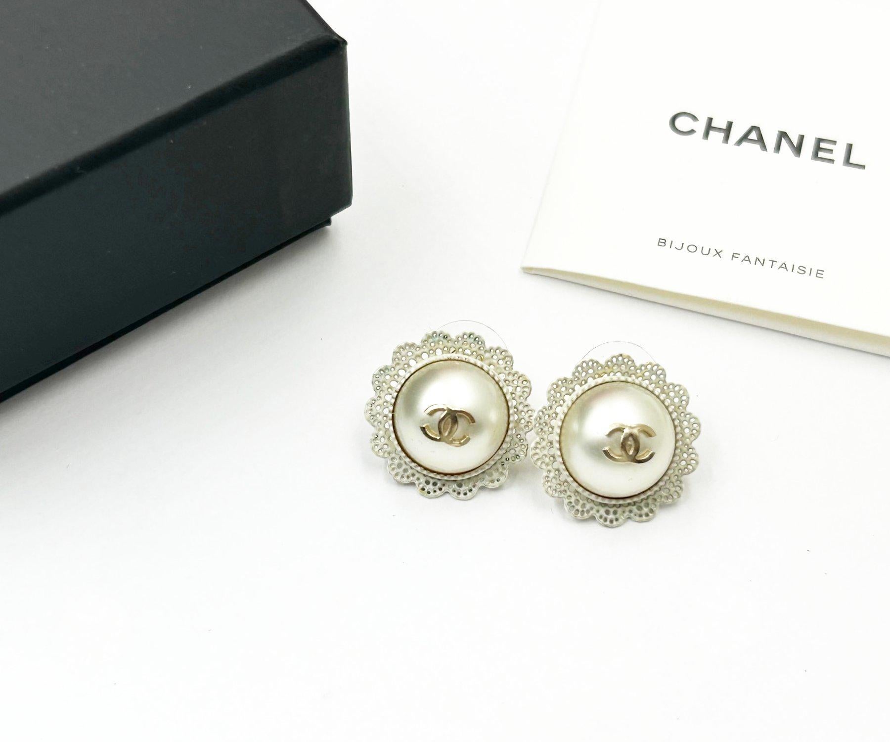 Chanel Gold CC White Lace Pearl Pearl Dangle Clip on Earrings

*Marked 15
*Made in Italy
*Comes with the original box, pouch and booklet

-It is approximately 0.8