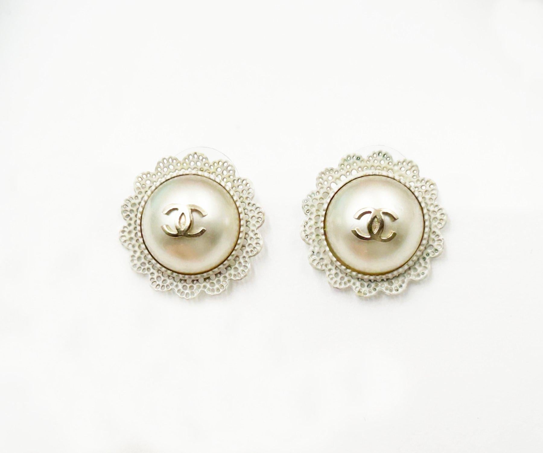 Artigiano Orecchini a clip Chanel in oro CC con pizzo bianco e perla in vendita