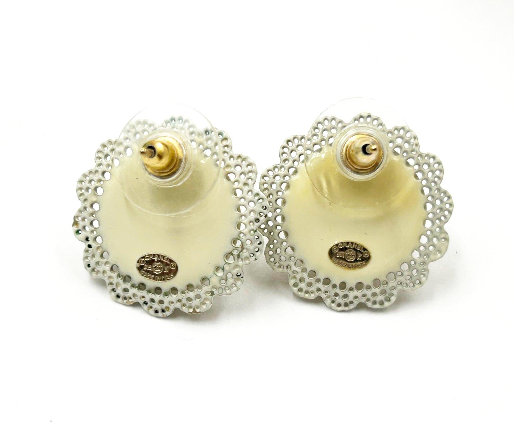 Taglio rotondo Orecchini a clip Chanel in oro CC con pizzo bianco e perla in vendita