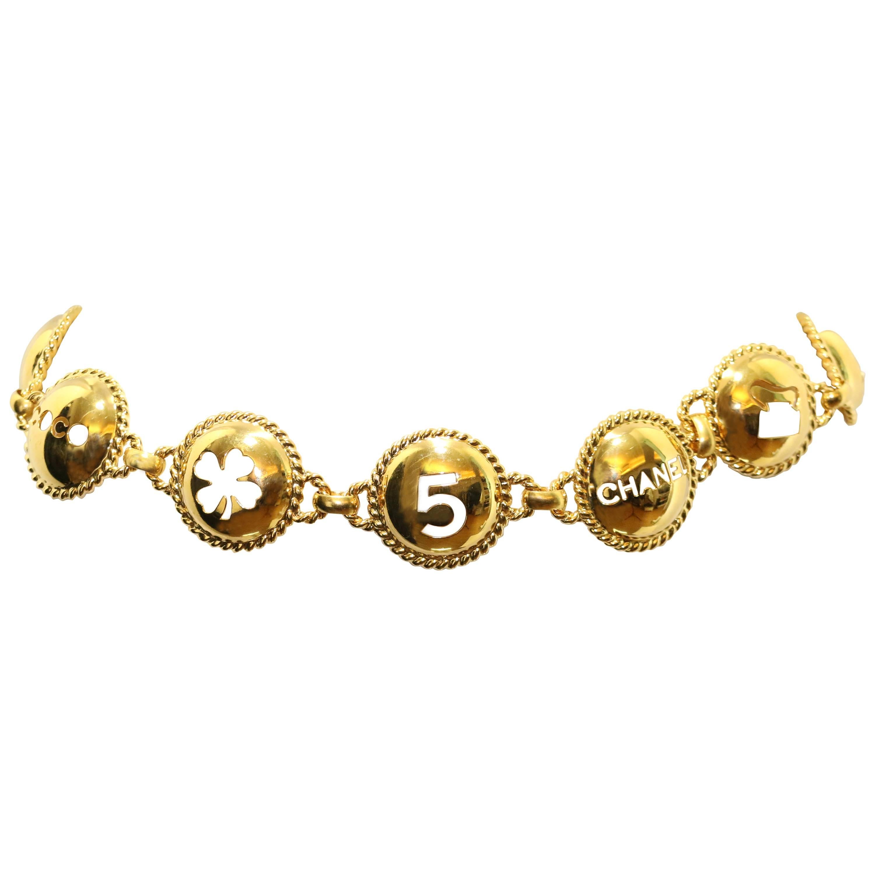 Chanel Gold Kettengürtel mit Ausschnitts-Symbolen und Worten im Angebot