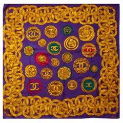 CHANEL Grande écharpe en soie vintage des années 1990 avec chaîne dorée et logo CC