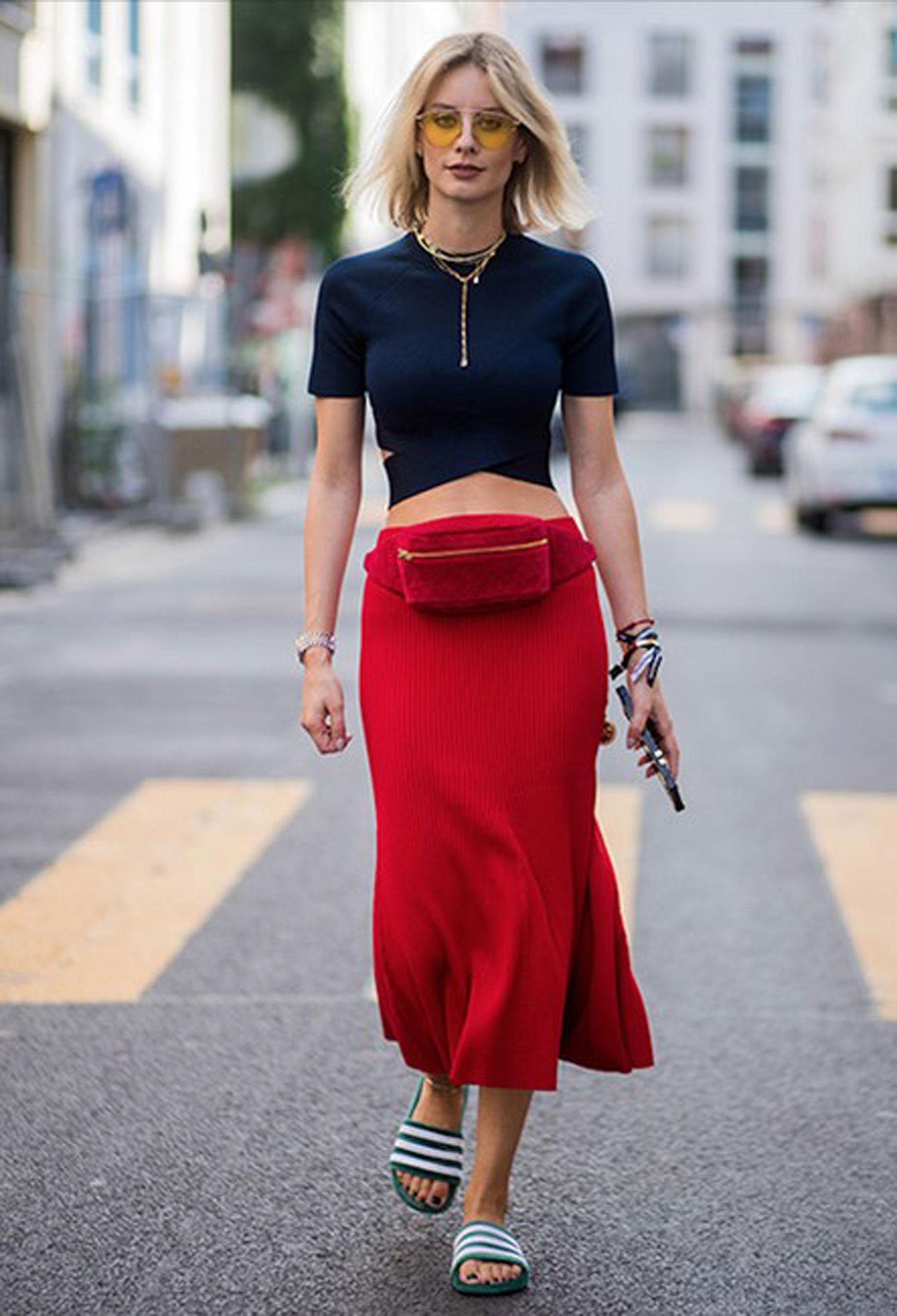 Chanel Gold Chain Collector's Piece Red Belt Waist Fanny Pack In Good Condition For Sale In Miami, FL