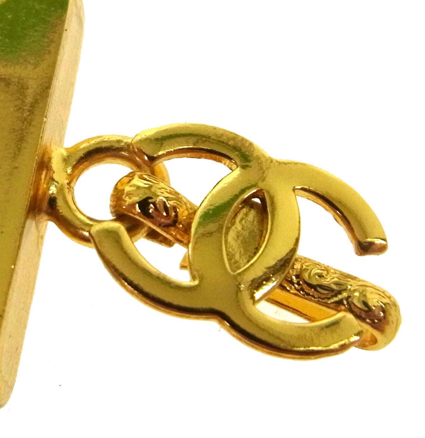 Metal
Gold tone
Lobster claw closure
Charm measures 0.75