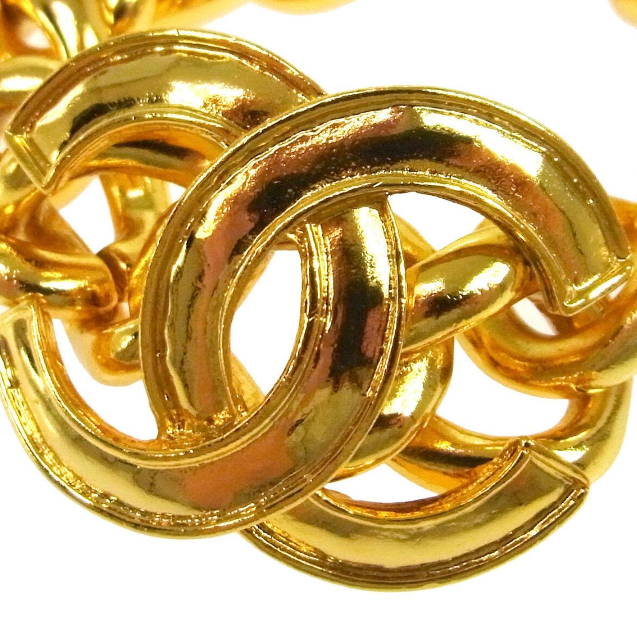 Metal
Gold tone
Toggle closure
Charm diameter 1.25