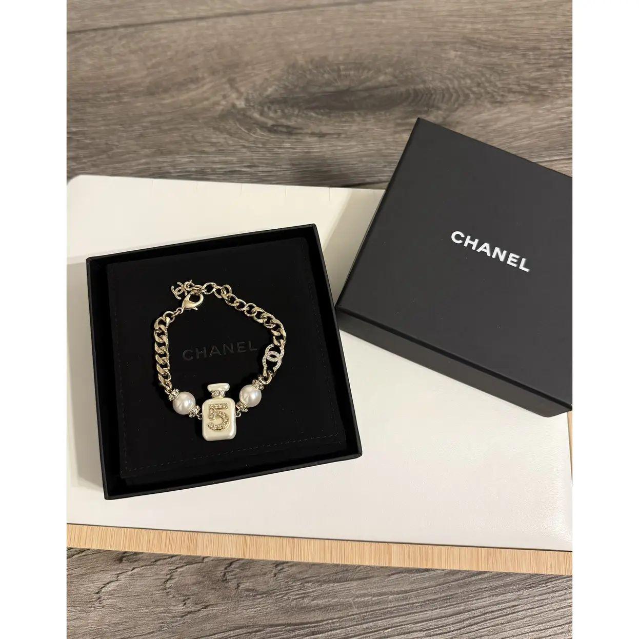 DETTAGLI:
Marchio di garanzia: CHANEL
Prodotto in Francia
Collezione'S del 2022
Il bracciale è in buone condizioni e presenta un'usura minima.
Viene fornito con scatola e custodia

INFORMAZIONI IMPORTANTI:
Questo articolo è un pezzo usato.  Abbiamo