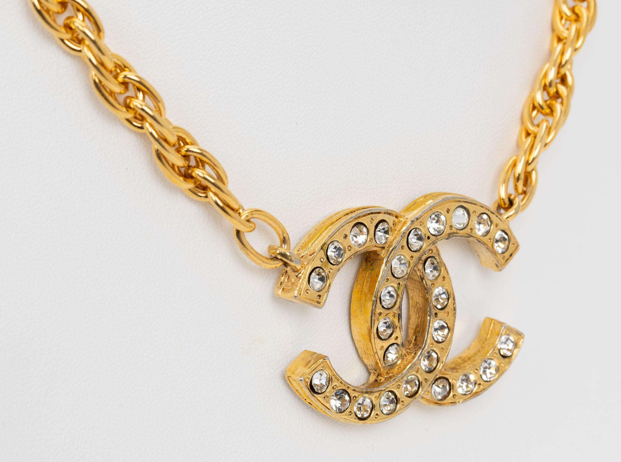 Collana Chanel anni '70 da collezione con catena d'oro e strass. Placcato in oro con finitura lucida, logo CC a incastro, chiusura ad anello con molla. Dimensioni ciondolo CC 1,25
