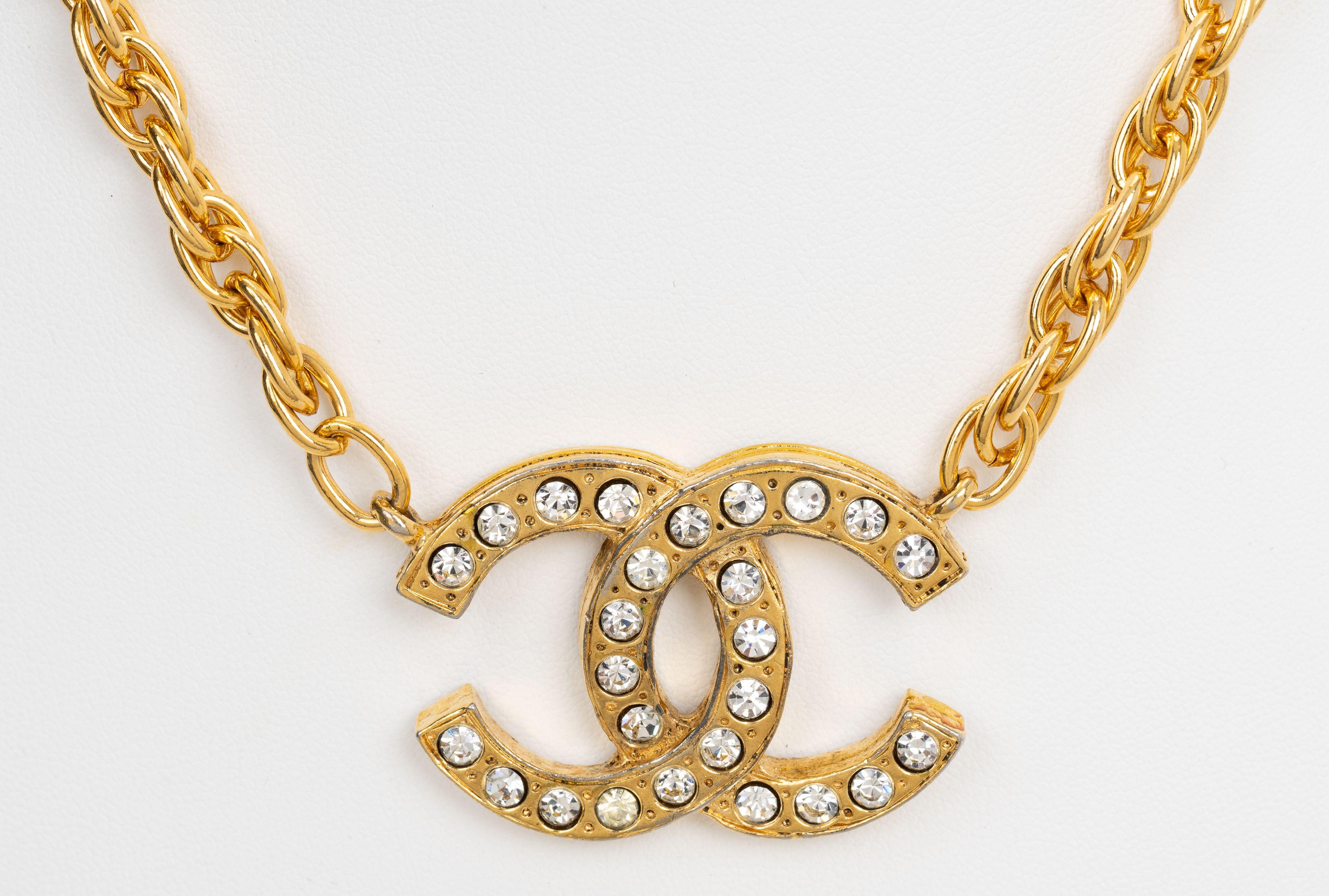 Collana Chanel con catena d'oro e strass In condizioni buone in vendita a West Hollywood, CA