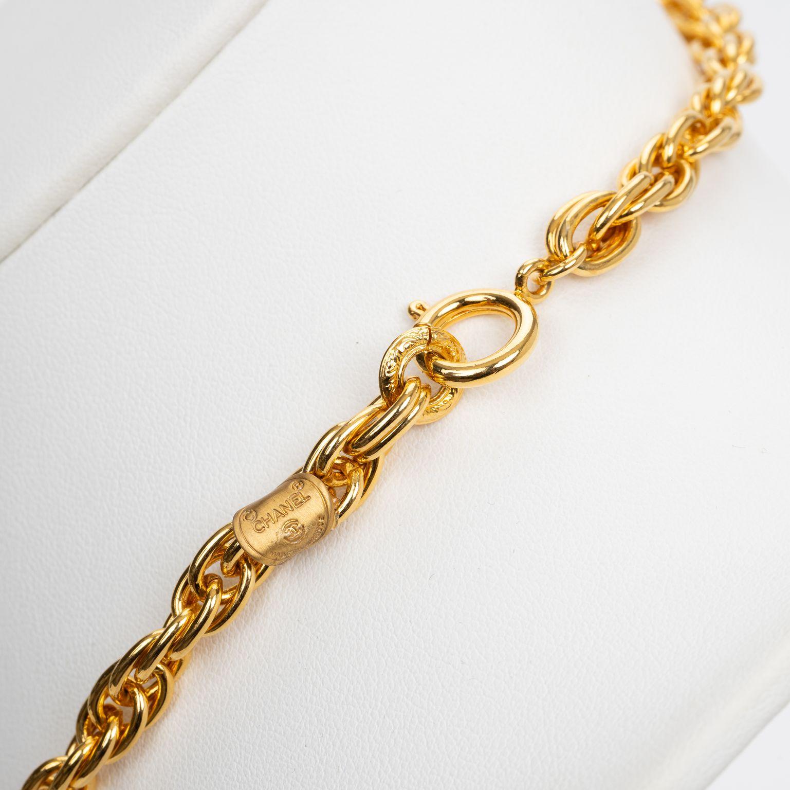 Donna Collana Chanel con catena d'oro e strass in vendita