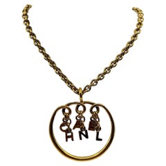 Collana Chanel con charm vintage a catena d
oro e lettere