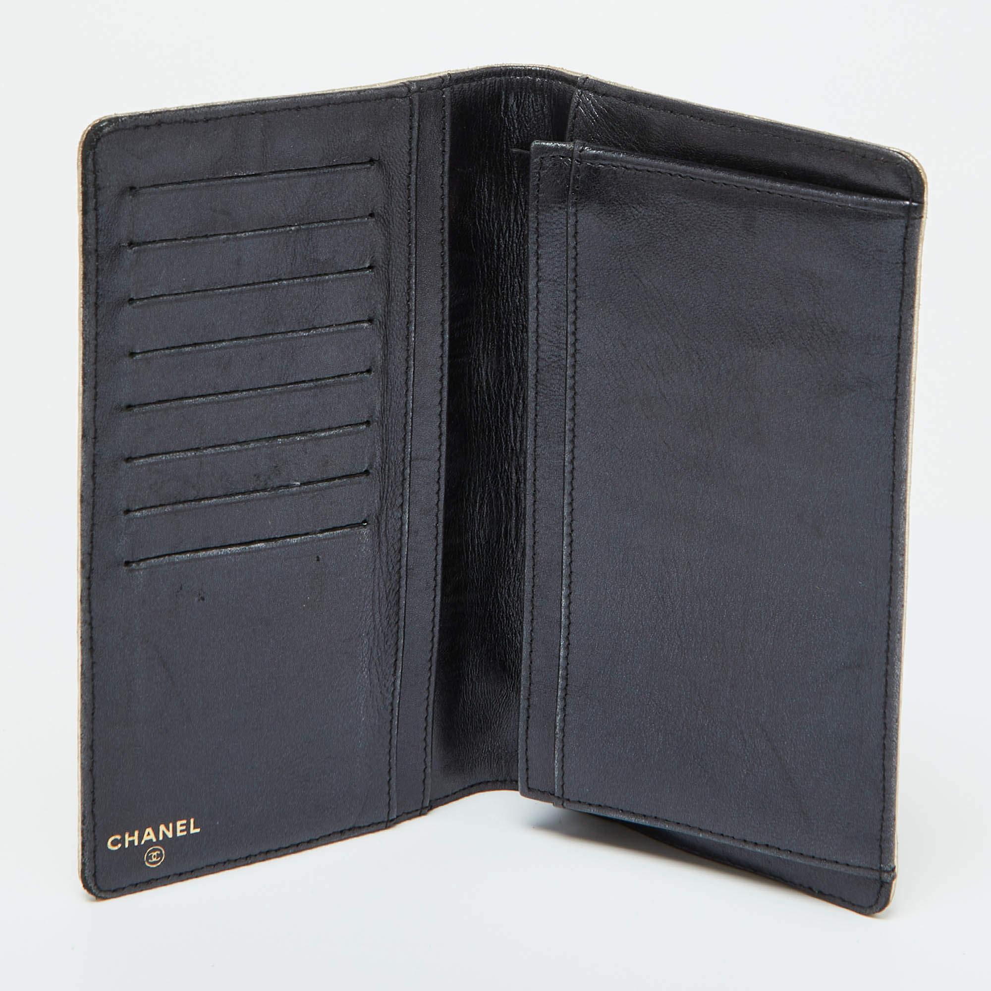 This classy Chanel bifold wallet brings along a touch of luxury and immense style. It comes perfectly crafted to neatly carry your cards and cash.