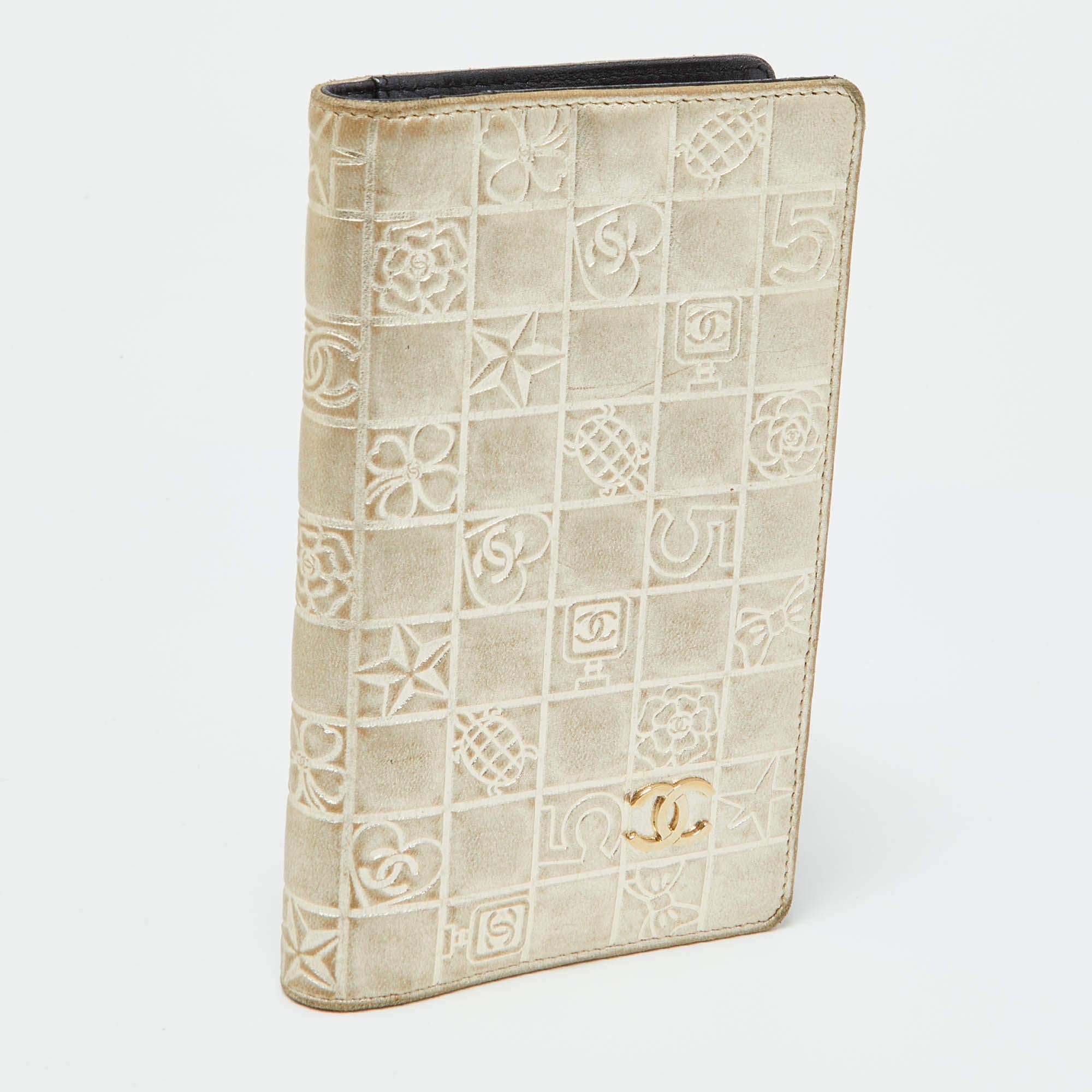 Chanel Gold Charm Icon Leather CC Bifold Wallet In Fair Condition For Sale In Dubai, Al Qouz 2