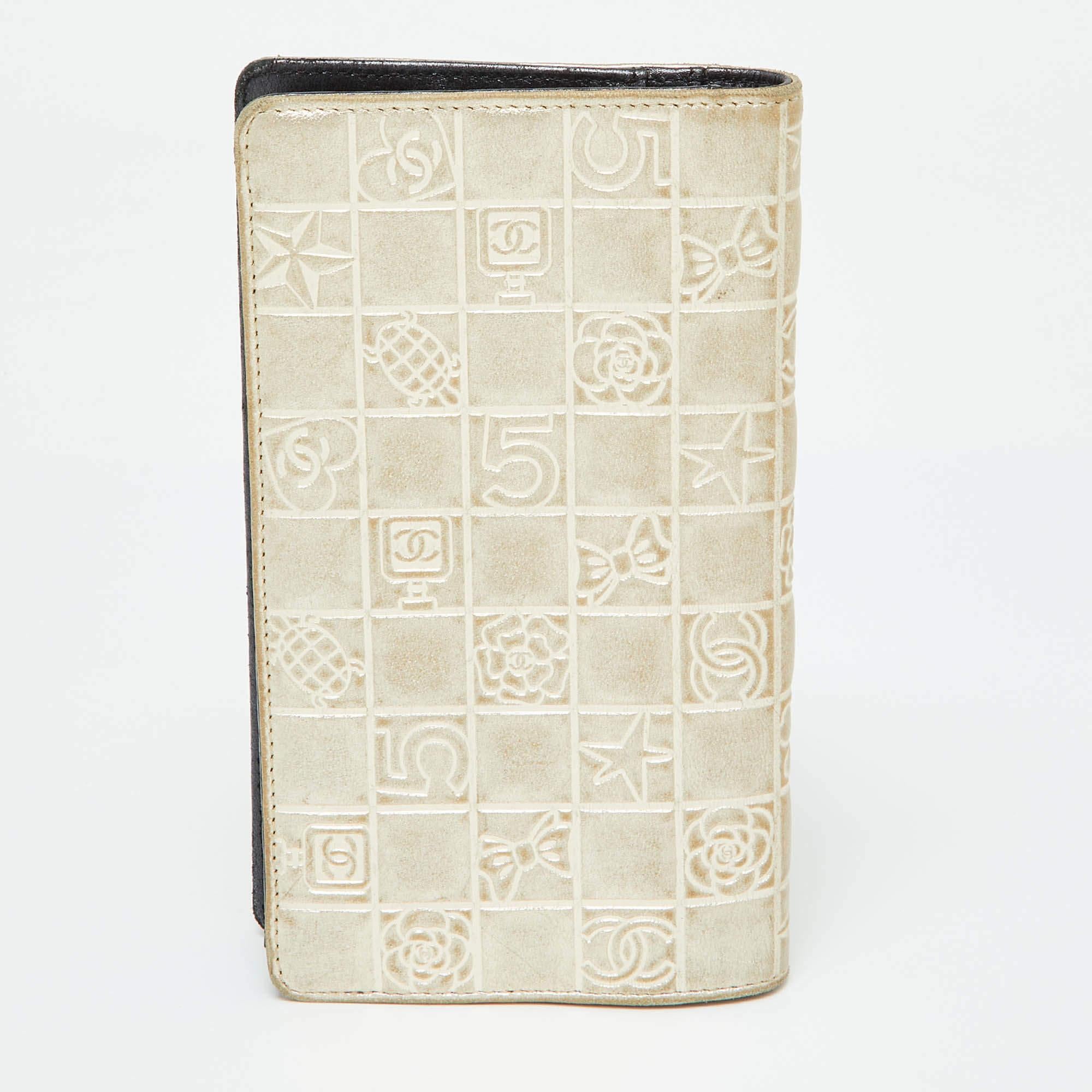 Women's Chanel Gold Charm Icon Leather CC Bifold Wallet For Sale