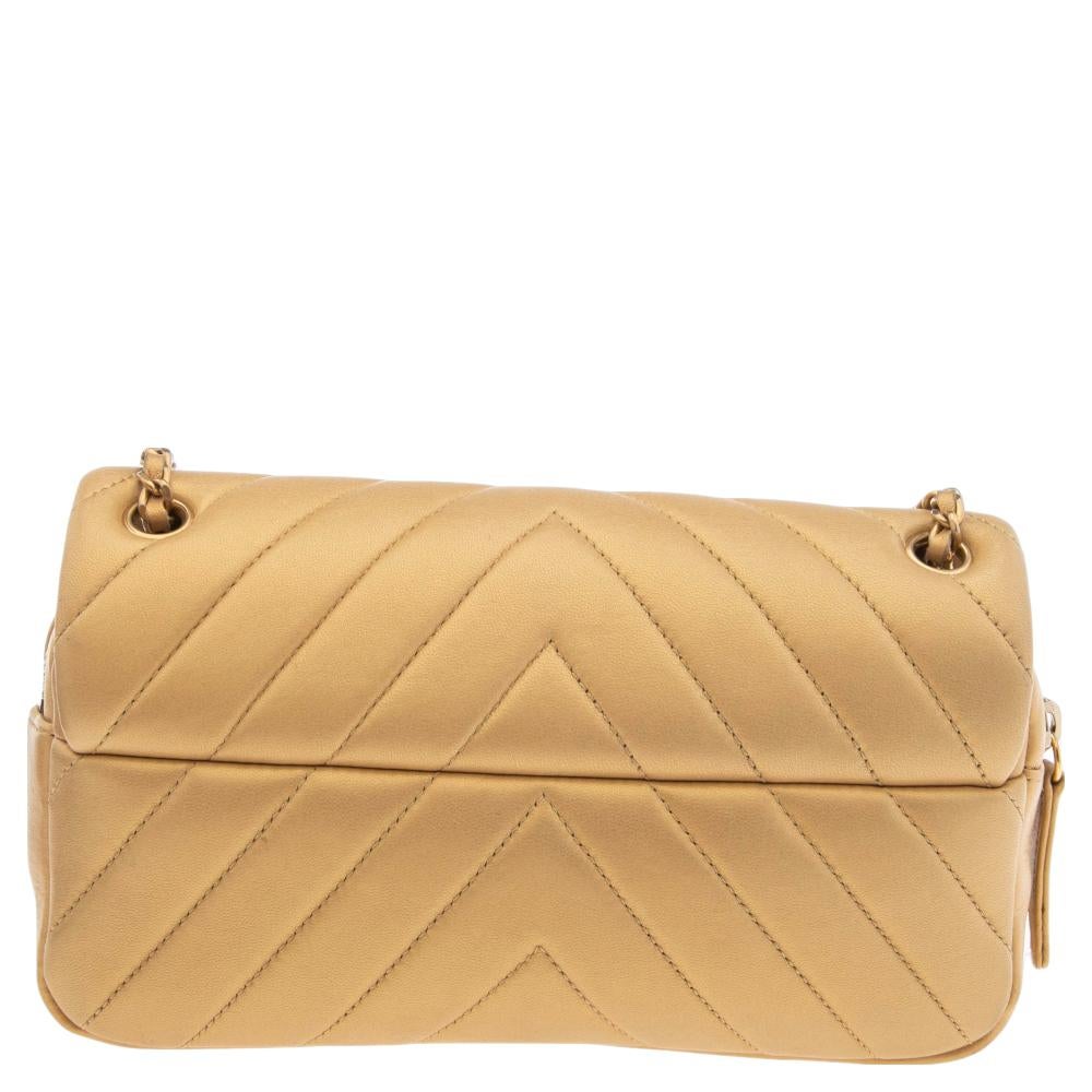 Chanel's flap bags are famous around the world and they are a classic in the holy realm of handbags. The Easy Flap bag is from that fabulous lot and it comes flaunting a chevron quilt pattern on the exterior. Crafted from leather, it has a