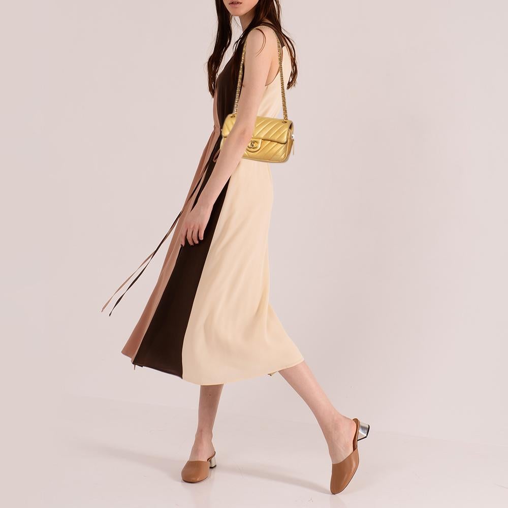 Chanel Gold Chevron Quilted Leather Medium Easy Flap Bag In Good Condition In Dubai, Al Qouz 2