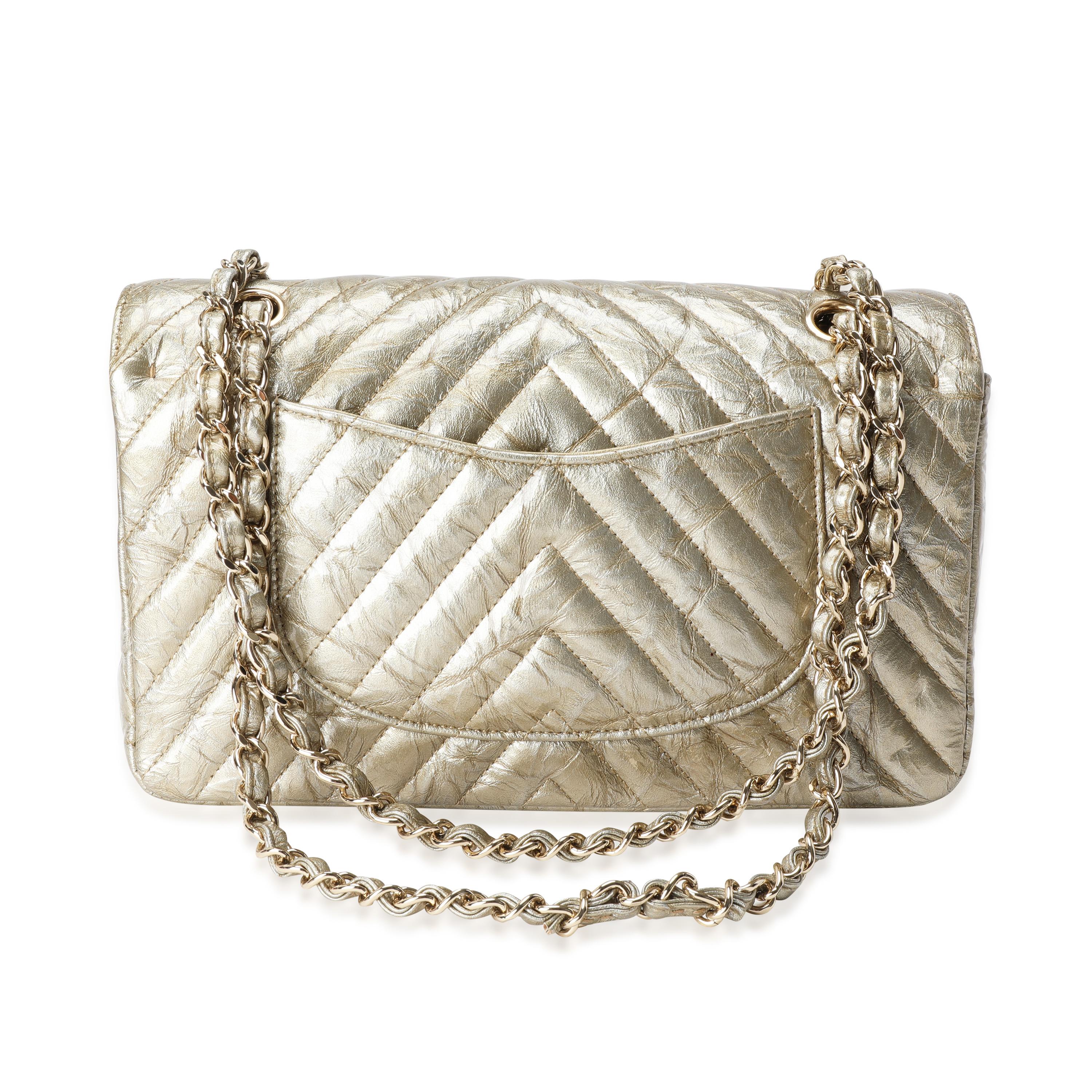 Chanel Oro Chevron Trapuntato Brevetto Borsa Media Classic Doppia Patta In condizioni ottime a New York, NY