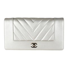 Chanel Bolso de piel de oveja acolchado Chevron dorado Mademoiselle Vintage