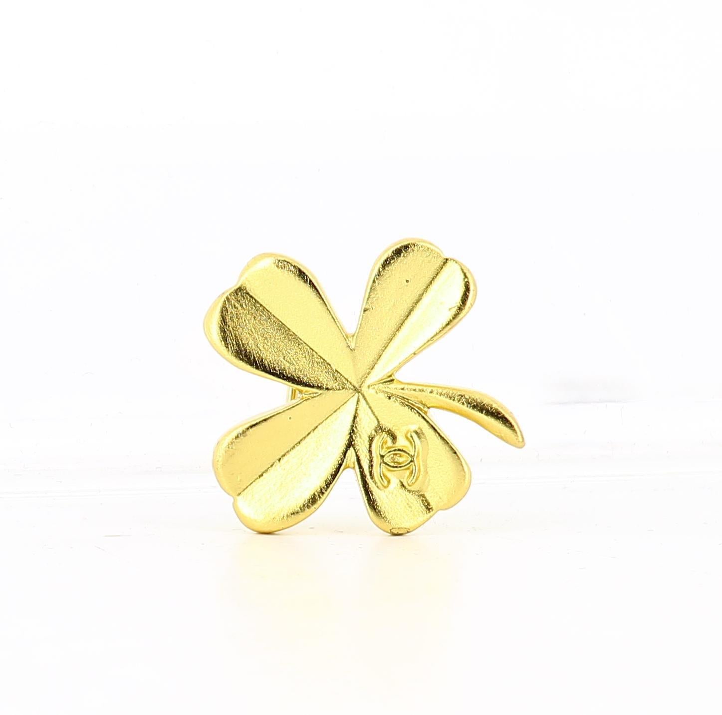 Chanel Gold Clover Brooch In Good Condition In PARIS, FR