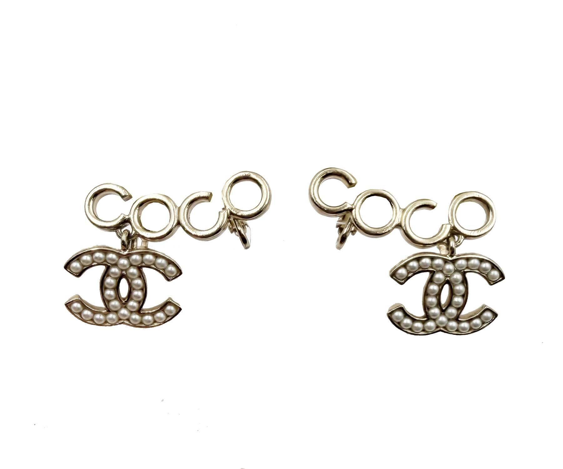 Boucles d'oreilles à clip en or de Chanel avec perles CoCo CC

*Marqué 21
*Fabriqué en Italie
*Vient avec la boîte et la pochette d'origine

-Il mesure environ 1,25