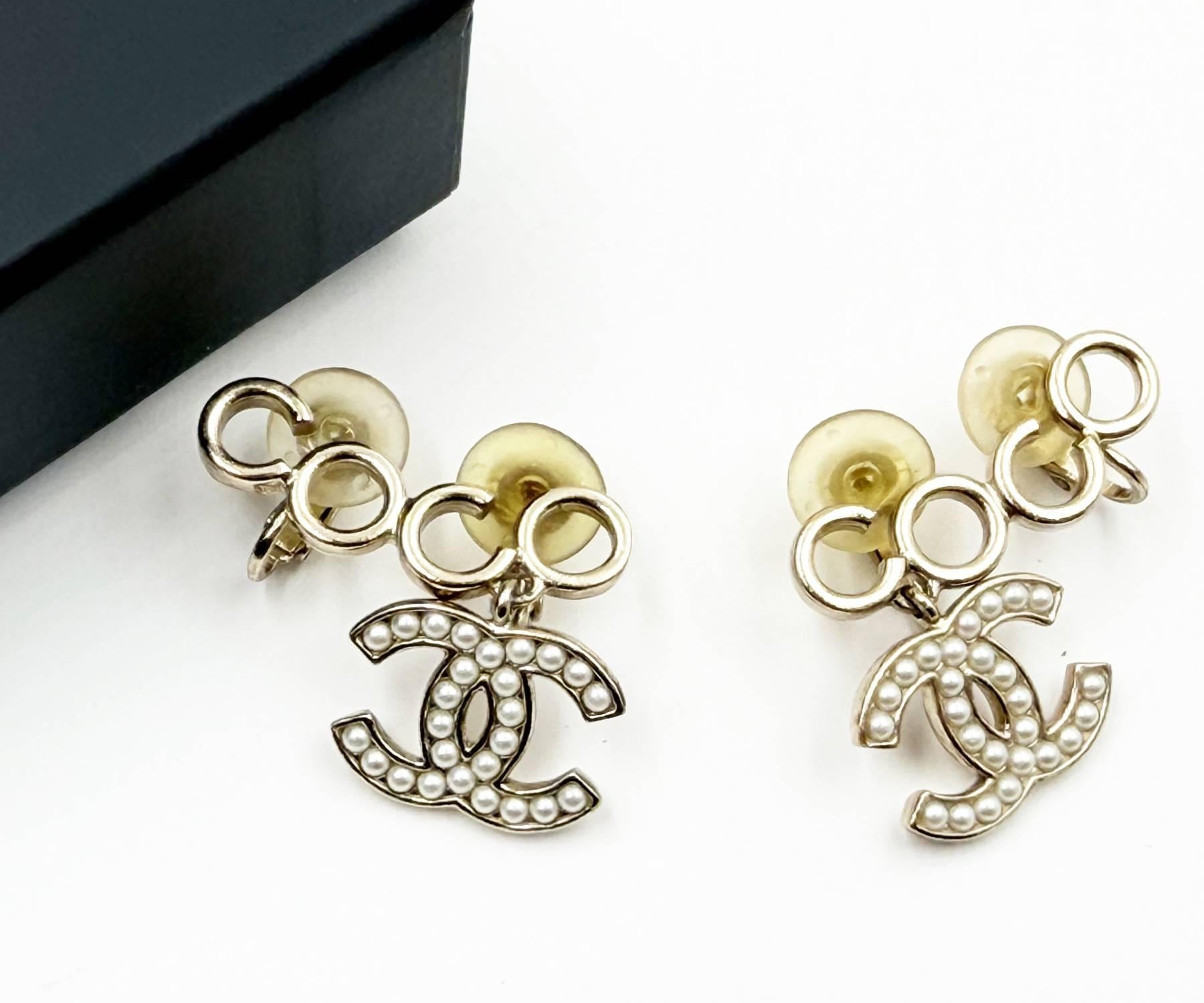 Artisan Boucles d'oreilles à clip en or de Chanel avec perles CoCo CC en vente