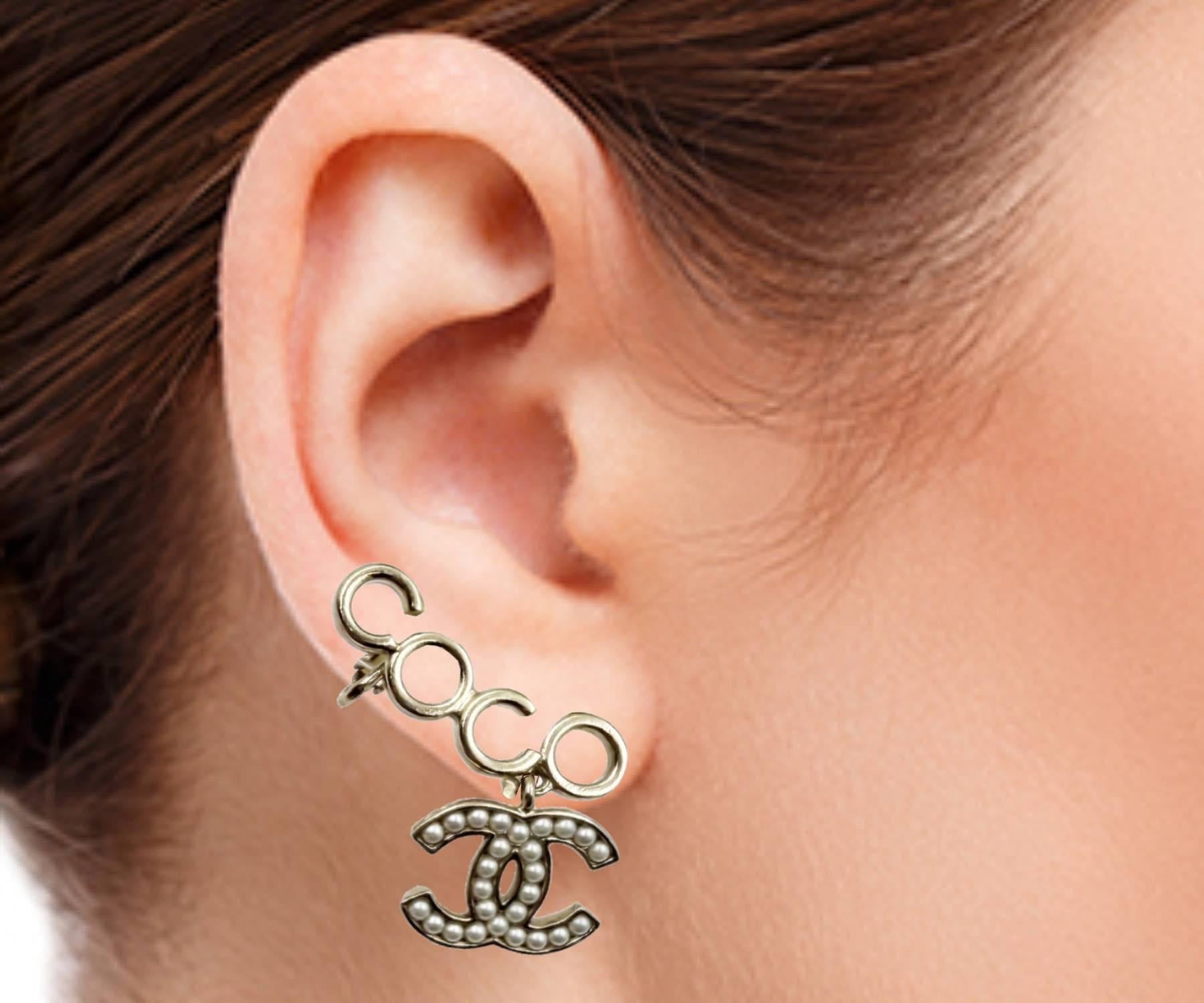 Boucles d'oreilles à clip en or de Chanel avec perles CoCo CC Excellent état - En vente à Pasadena, CA