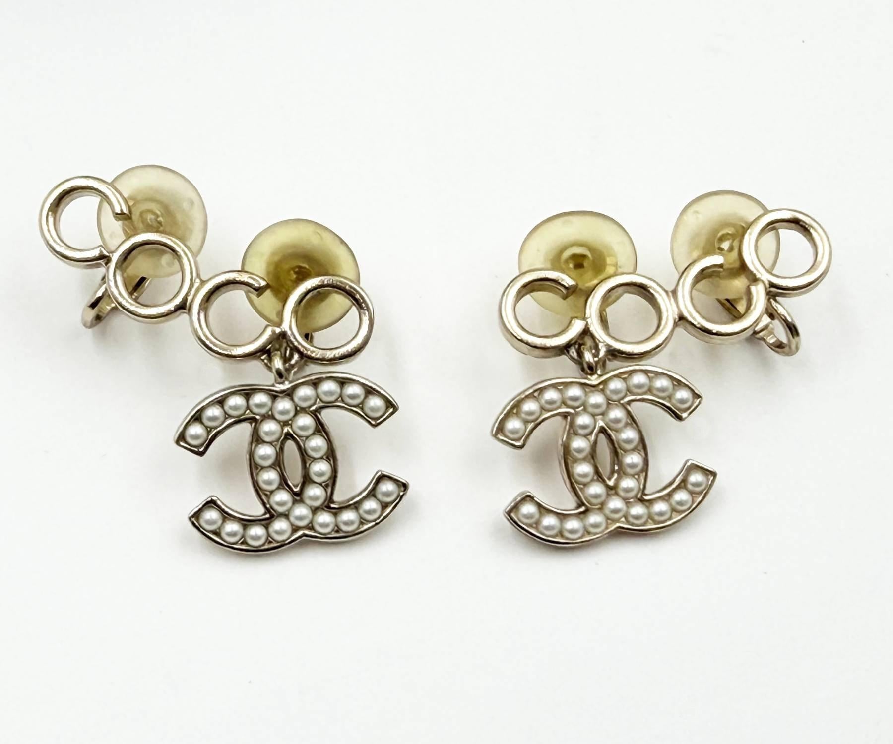 Boucles d'oreilles à clip en or de Chanel avec perles CoCo CC Pour femmes en vente